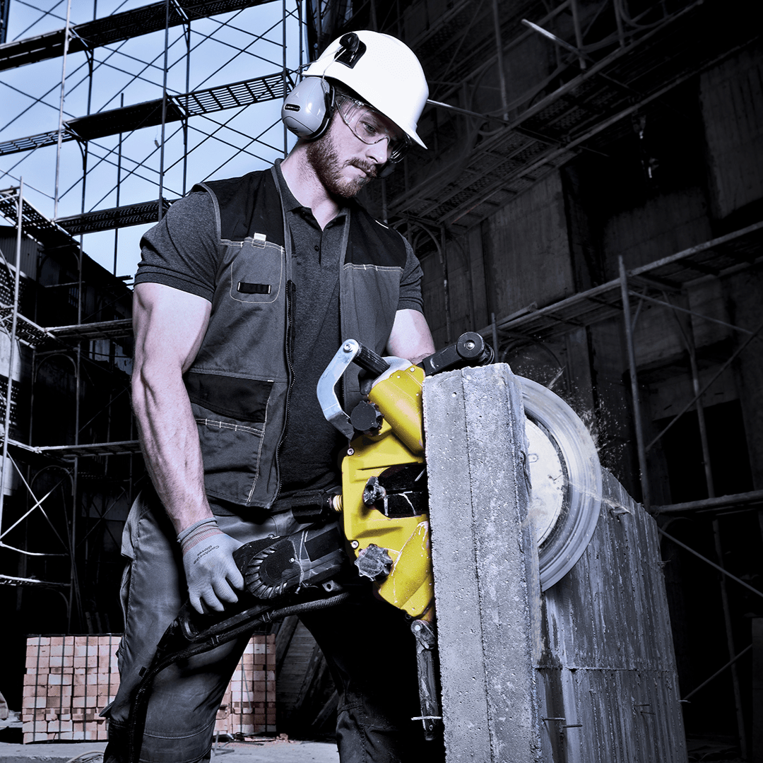 Professionista che utilizza la sega Cutronik CT290 in un cantiere di calcestruzzo